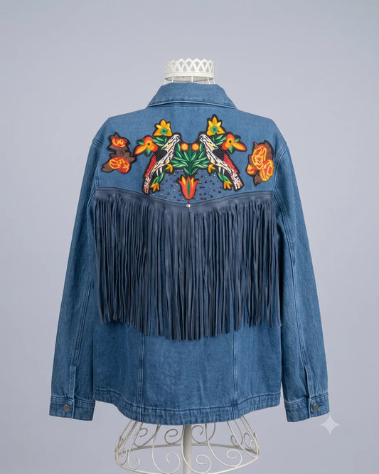 Chaqueta de denim azul con flecos y bordados
