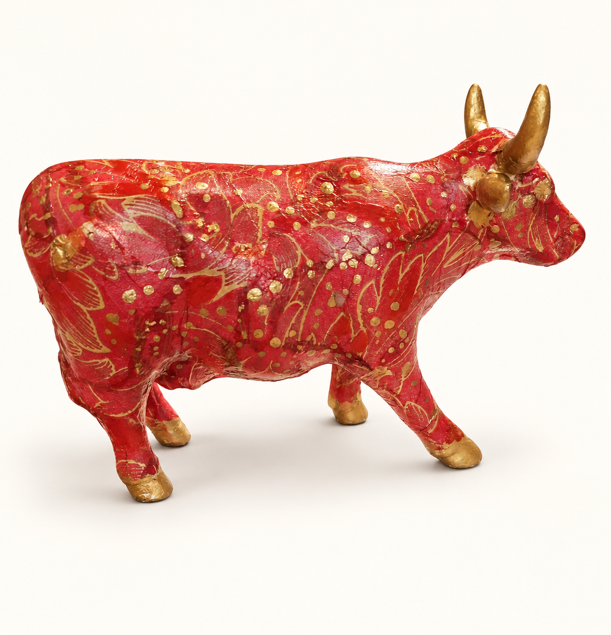 Vaca joya roja en marmolina con motivos dorados