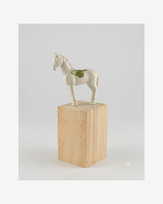 Caballo blanco sobre pedestal