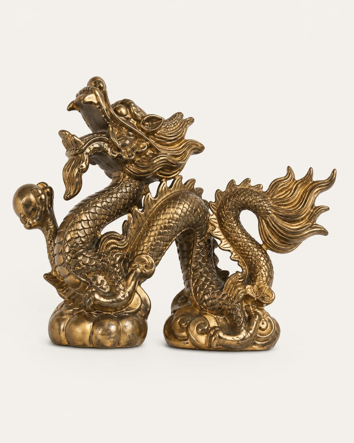 Dragón dorado decorativo