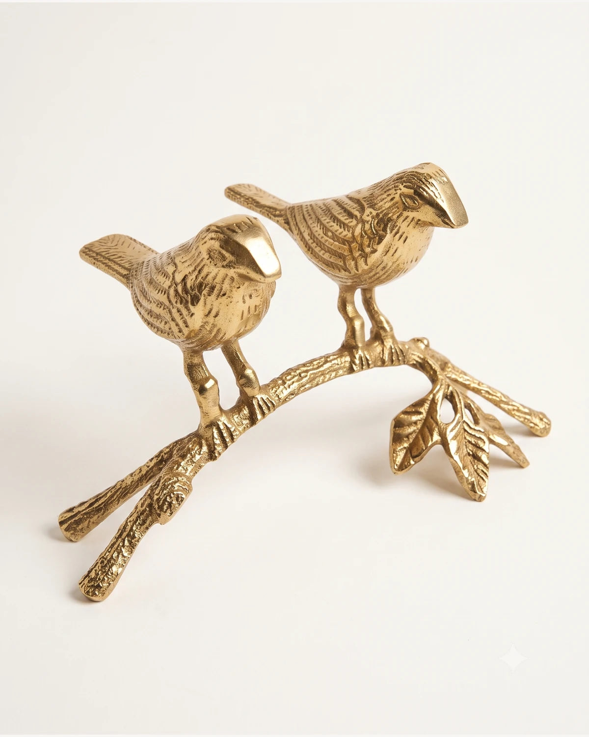 Pájaros dorados sobre rama