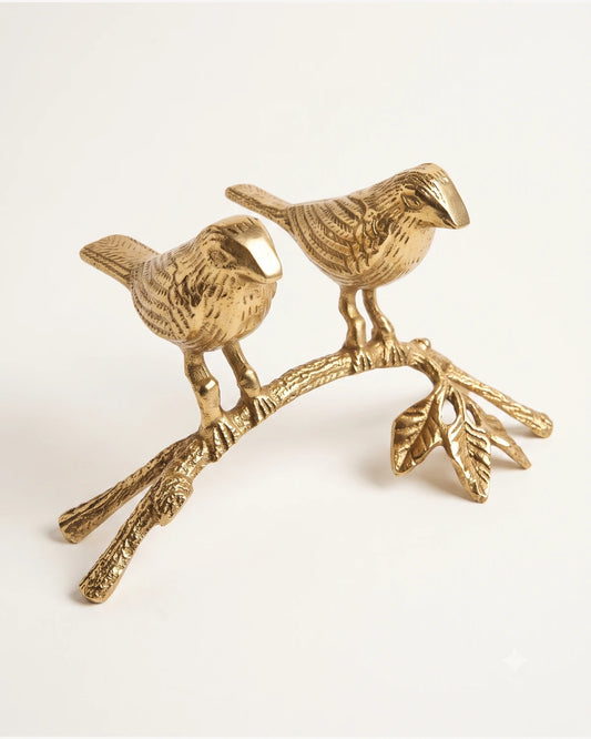 Pájaros dorados sobre rama