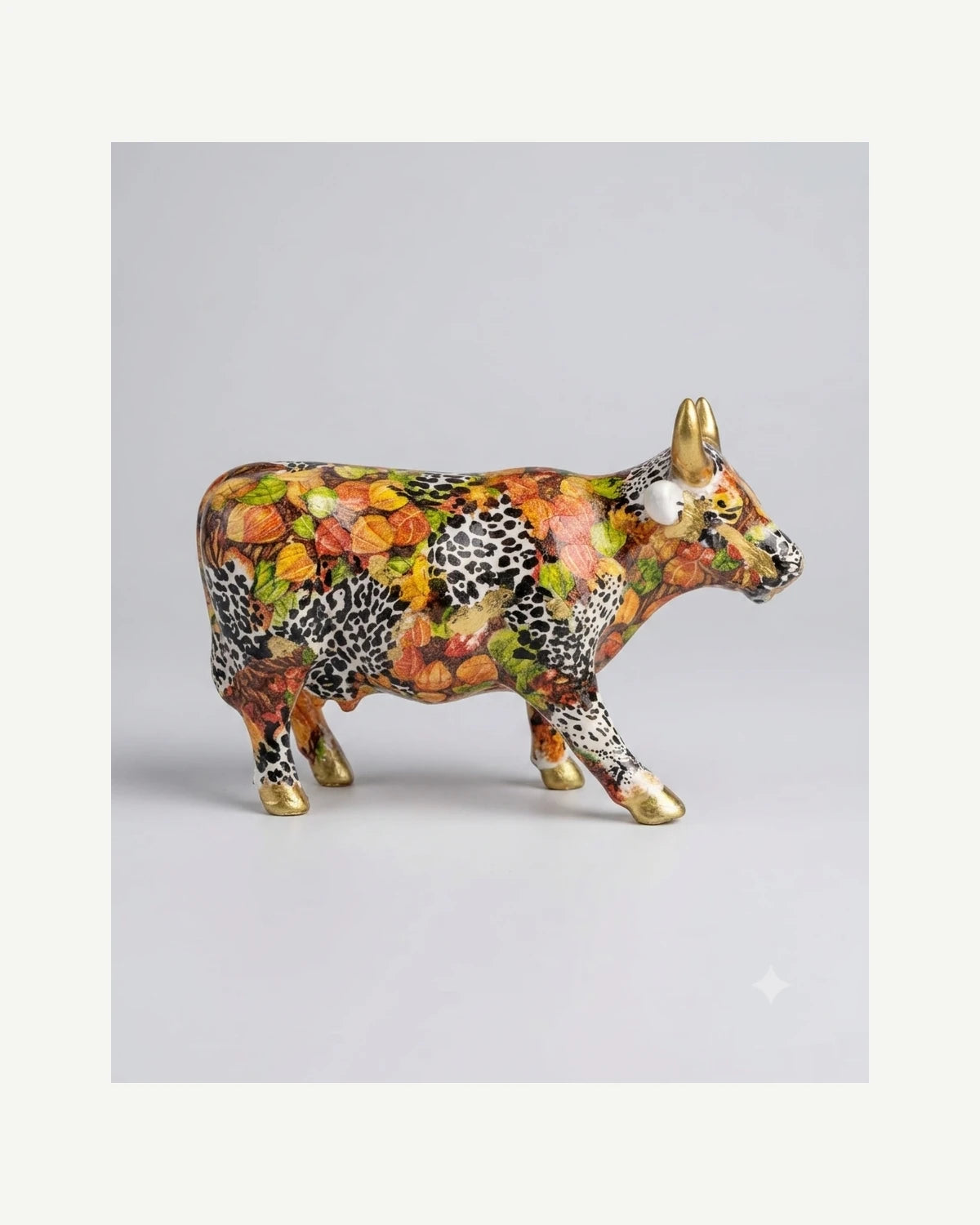 Vaca decorativa con hojas otoñales