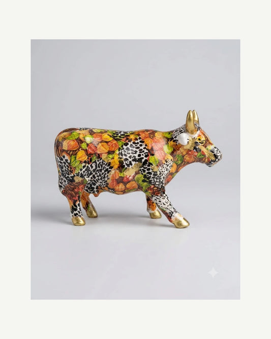 Vaca decorativa con hojas otoñales