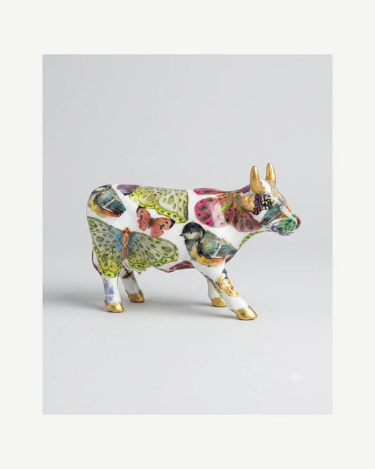 Vaca decorativa con mariposas y aves