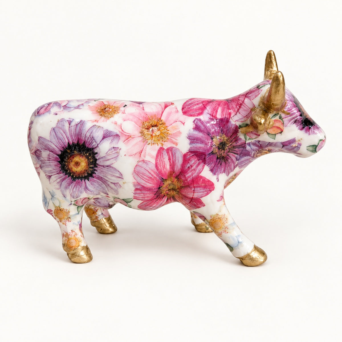 Vaca mediana en marmolina con flores rosadas y moradas y detalles dorados.
