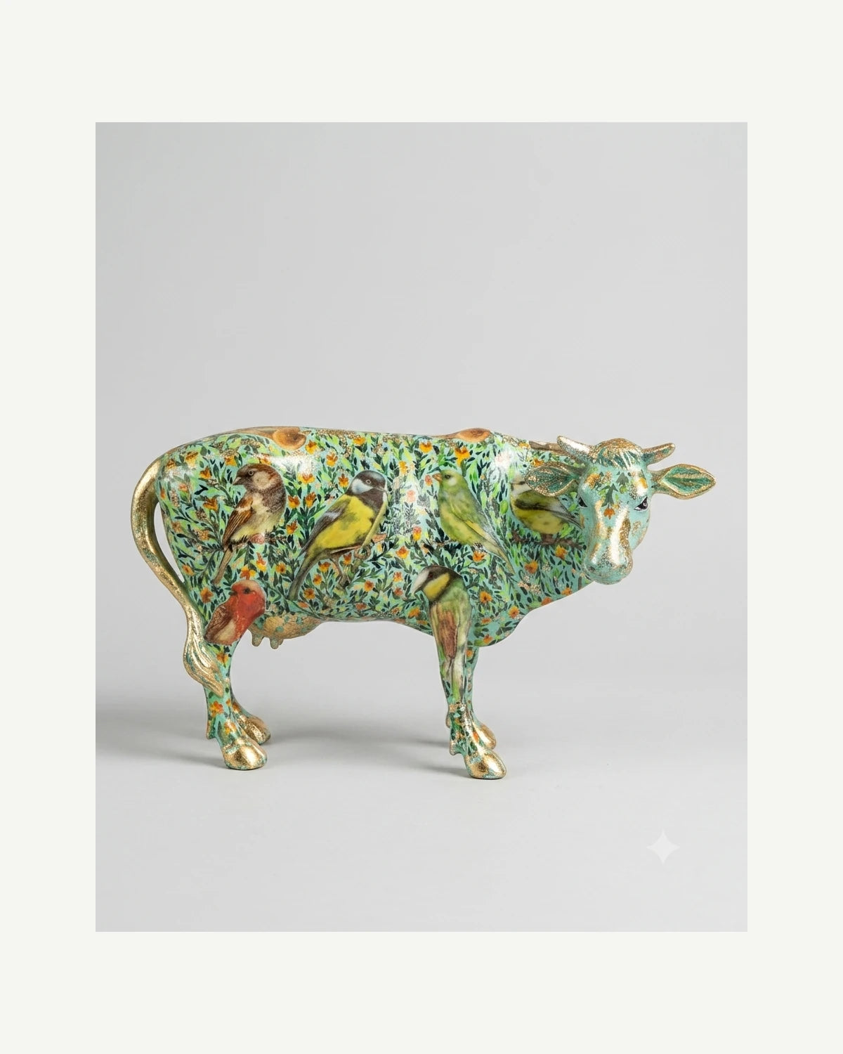 Vaca decorativa turquesa con aves