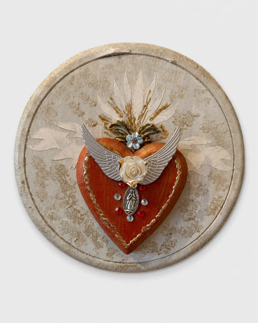 Corazón decorativo con alas plateadas