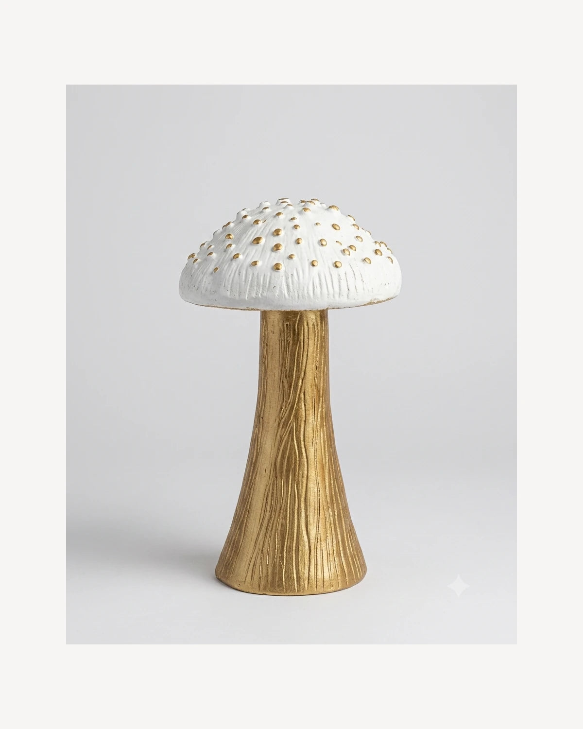 Hongo blanco y dorado decorativo