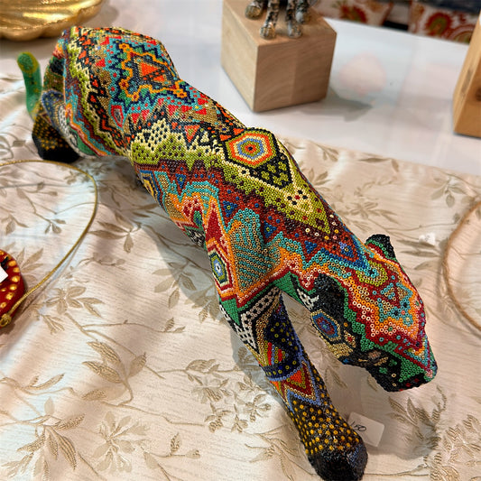 Jaguar decorativo en arte huichol con chaquira — Pieza única