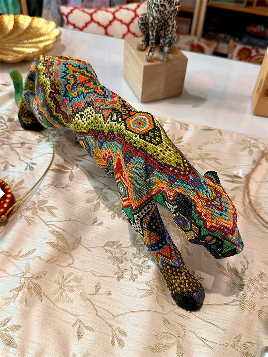 Jaguar decorativo en arte huichol con chaquira — Pieza única