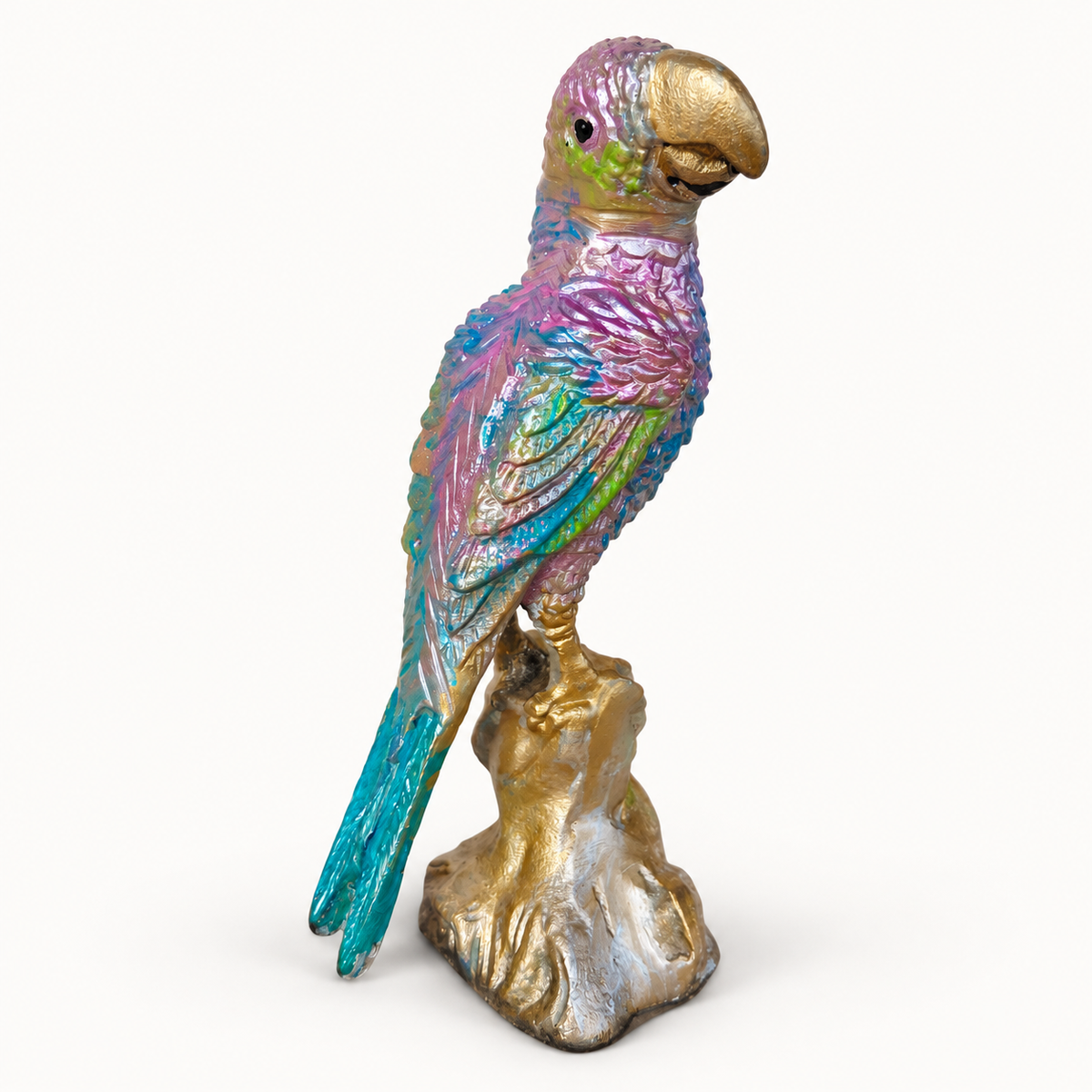 Loro de metal multicolor con cola turquesa y pedestal de tronco dorado integrado, vista de tres cuartos
