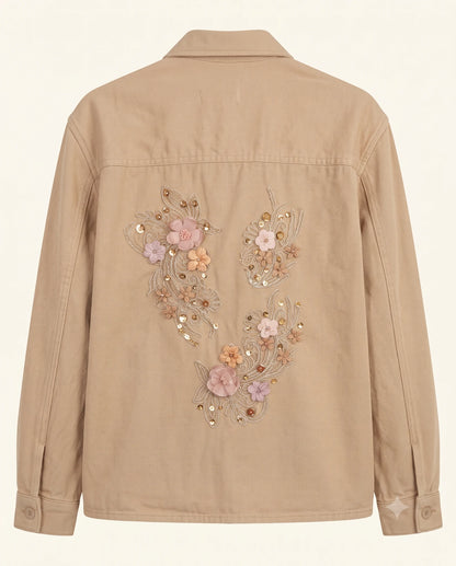Chaqueta beige con flores 3D rosadas
