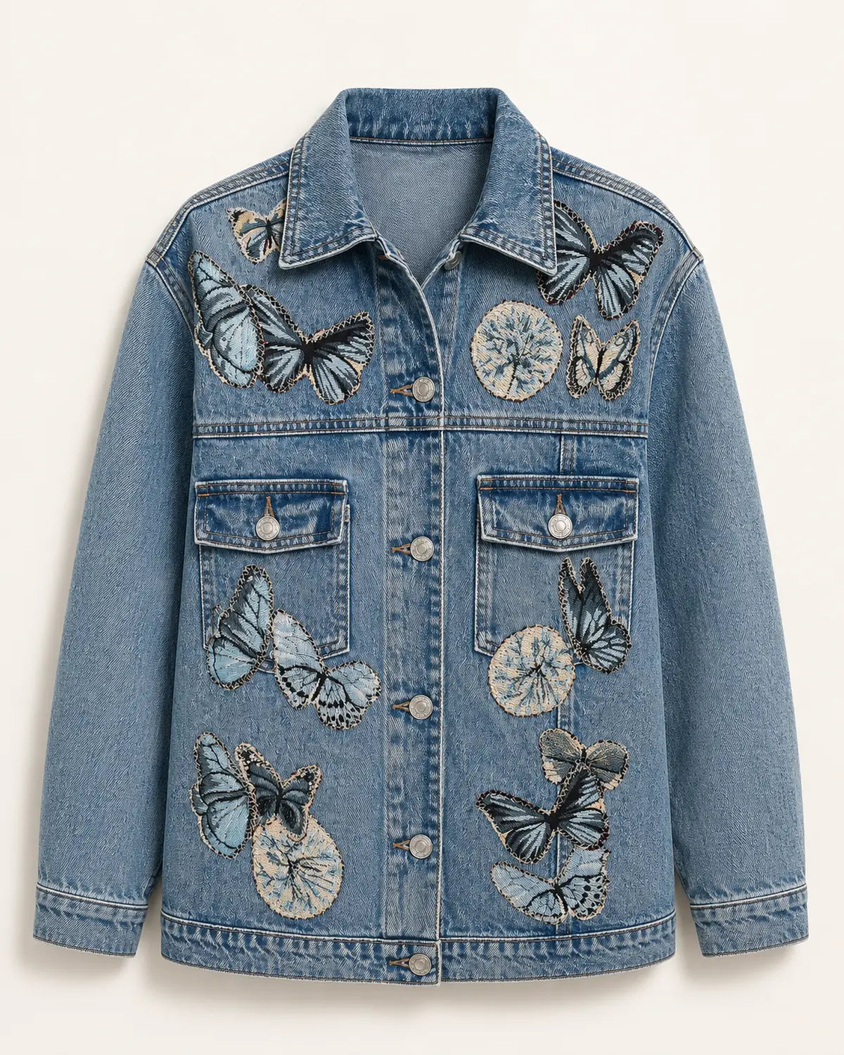 Chaqueta de denim azul con mariposas bordadas