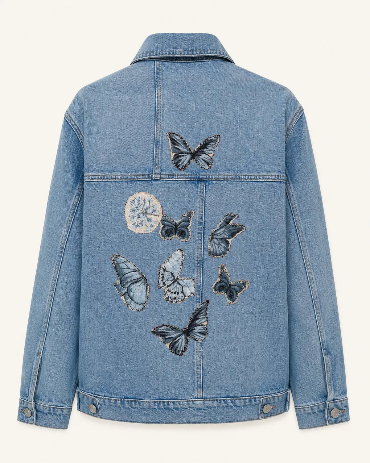 Chaqueta de denim azul con mariposas bordadas