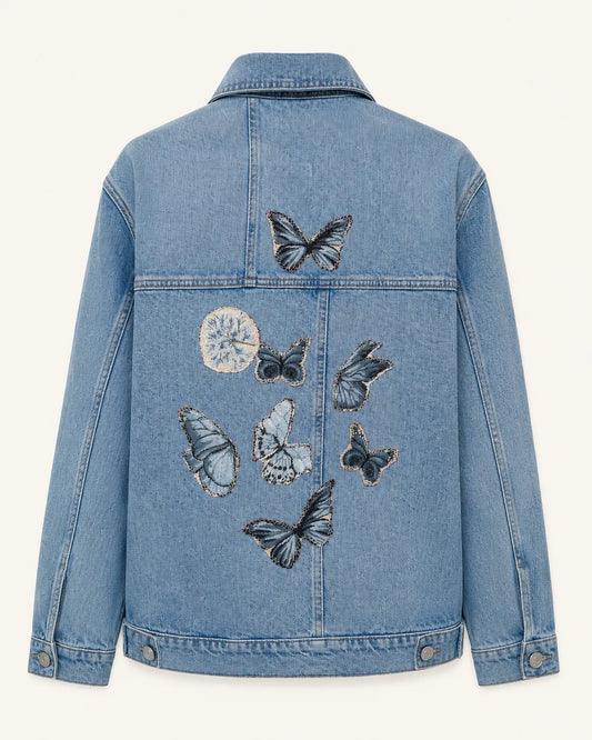 Chaqueta de denim azul con mariposas bordadas