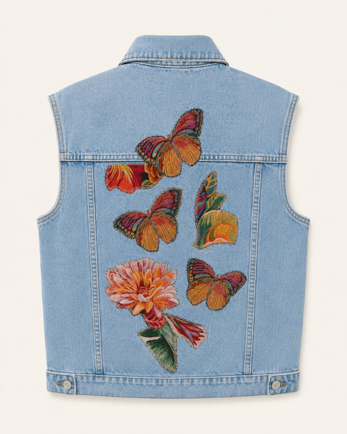 Chaleco de denim celeste con mariposas y corazones