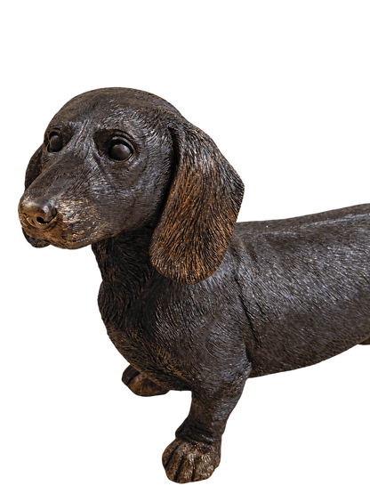 Detalle del rostro y las orejas de la figura de perro salchicha en marmolina