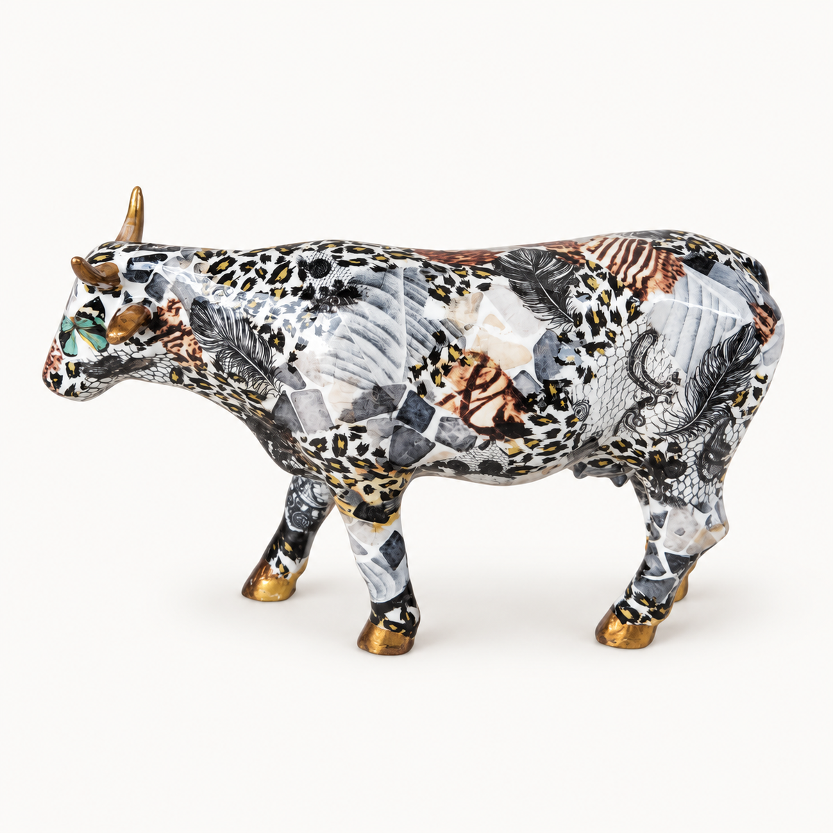 Vaca salvaje en marmolina con motivos de animales y plumas, detalles dorados, vista lateral